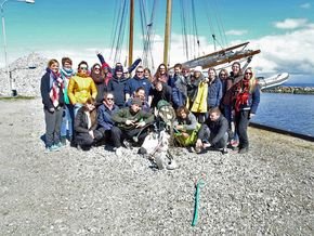 Die "Lovis" Segelgruppe mit dem Müllmaskottchen "Chantoska" Die "Lovis" Segelgruppe mit dem Müllmaskottchen "Chantoska"