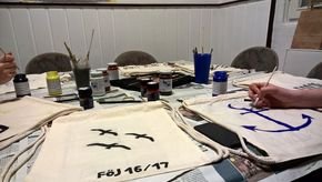 Die selbstbemalten Beutel (leider nicht meiner...) Die selbstbemalten Beutel (leider nicht meiner...)